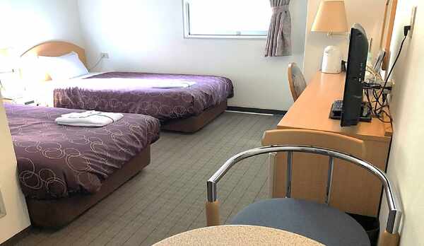 禁煙ツインはゆったりの20㎡で32インチテレビを採用してます。