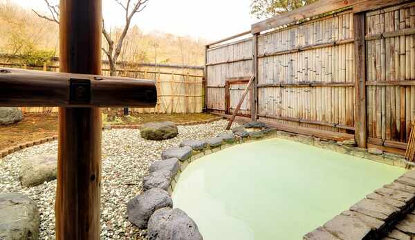 *露天風呂／四季の移ろいを楽しめる露天風呂。冬は雪見露天も