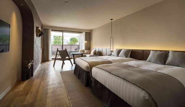 【デラックスツイン／温泉露天風呂付】落ち着いたトーンで統一された客室