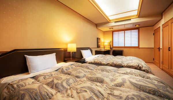 ■【和洋室 ー和室10畳+ツインー】■扉を挟み和室1と洋室がセパレートになっております。