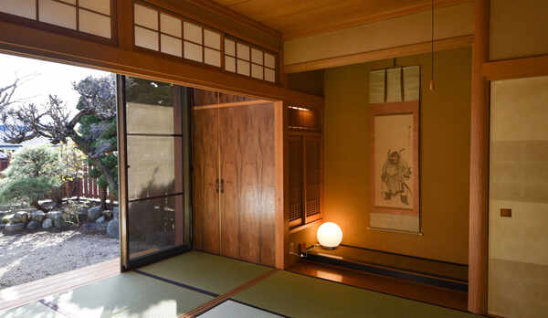 床の間付き和室　縁側でお庭を眺めながらのんびりとお過ごしください