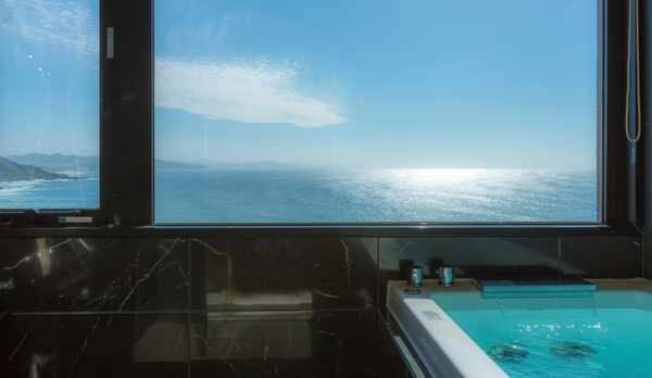 【302・天海】オーシャンビューの客室展望風呂からも、美しい海が一望できます。