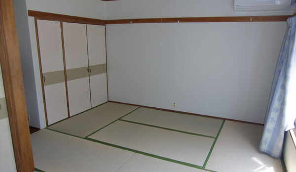 客室 　4〜5人部屋　　｛バス・トイレ・エアコン付き｝