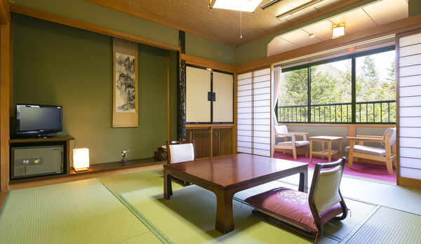 ・【客室】窓からは四季折々の美しい大自然が広がる景色を楽しめます