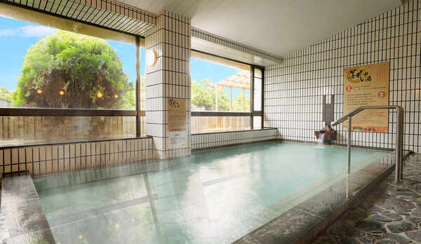 【大浴場】とろりとした質感。クレンジング効果の高い湯に浸かり、日々の疲れを癒しながら「美肌を実感」