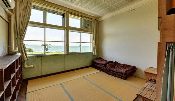  *【５年１組/２組】畳の上でごろり♪窓からは海が見え、のんびりしたひとときを。