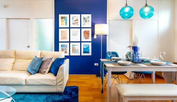 青の空間 広々リビング