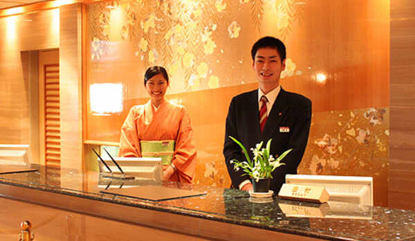 フロントスタッフが笑顔でお出迎えします