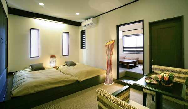 【和洋室 一例】ベッドルームと和室の二間続きの客室となっております。