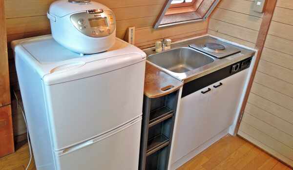 *【コテージ・台所】台所には冷蔵庫や炊飯器、調理器具・食器を完備