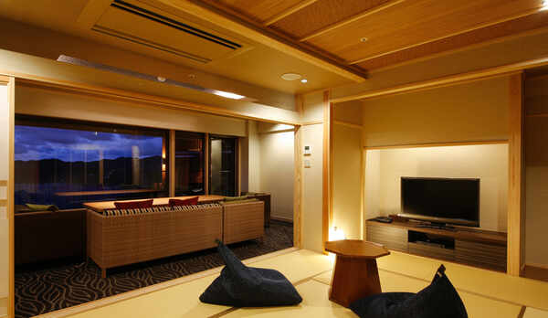 ウッドテラスの岬に配した専有露天風呂が特徴的な「別邸 蒼空＜天空＞TypeD」