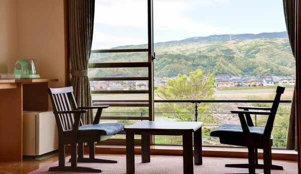 *【客室一例：和室10畳】窓辺に座って、ゆっくりと流れる時間を味わってみませんか？