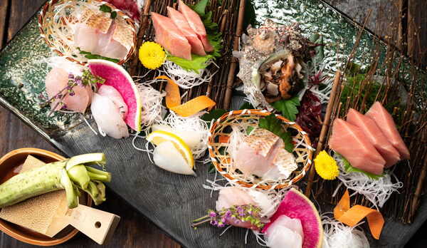 【夕食一例】お造りは地元駿河湾で獲れた「旬」な魚を使用。地場産ならではの食材をご堪能下さい。