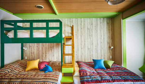 【カジュアル５】2段ベッドの可愛い客室になります。