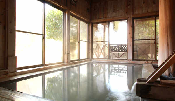 ■檜風呂／重炭酸ソーダ泉（重曹泉）の温泉は、ぬるりとした肌触りでまさに「美人の湯」です。