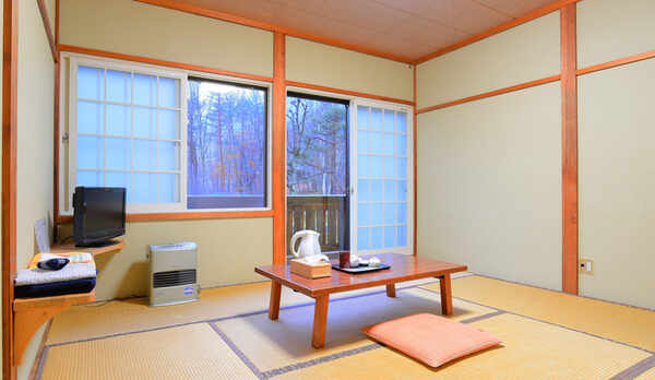 *[客室一例]雄大な「屋根岩」の山並みを望むシンプルな和室