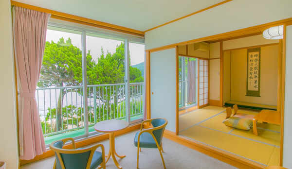 外浦海水浴場を一望できる和室12畳＆くつろぎのフロア（約6畳程）タイプ