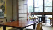 *【客室一例】窓際にスペースが取られた明るい和室。