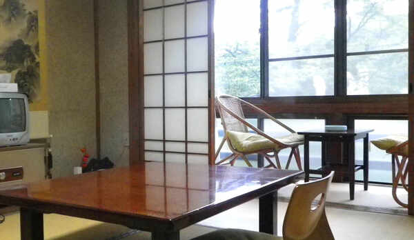 *【客室一例】窓際にスペースが取られた明るい和室。