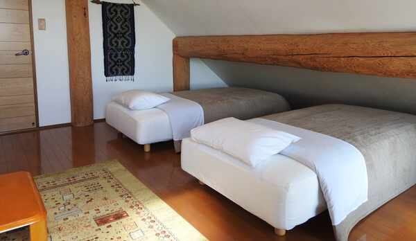 屋根裏部屋のような客室（一例）