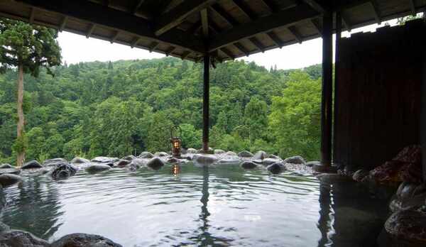 眼下に流れ落ちる滝を眺望する滝見の露天風呂。