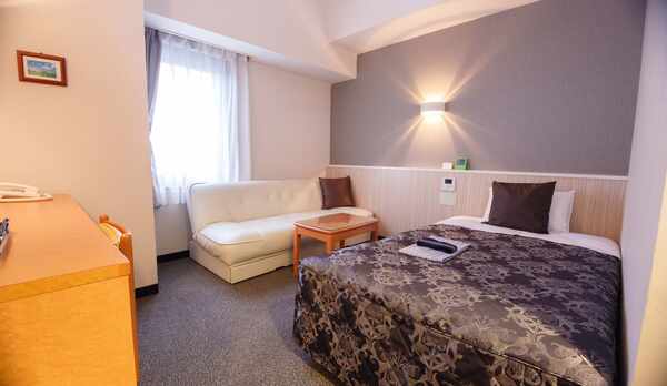 ＜デラックスシングル＞シングルルームＢにソファのついた広めのお部屋です。