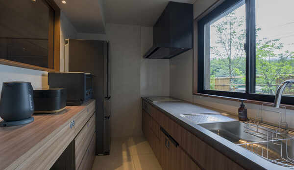 【キッチン（A）】調理家電や器具も揃ったシステムキッチンを完備