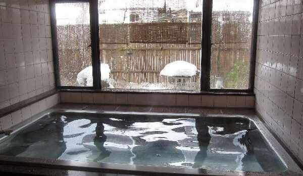 雪景色の中庭を眺めながらの貸切風呂…いい湯です！
