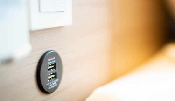 *枕元にUSBコンセントがあります*