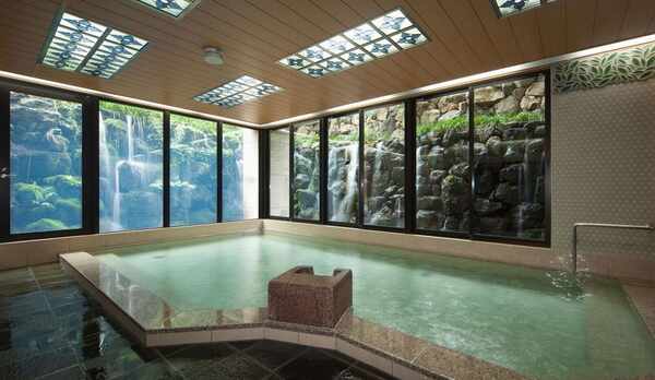 迫力の滝の景色を目前に