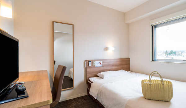 スタンダードルーム　ビジネスマンにお勧め広々デスク