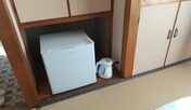 3階和室、全部屋に冷蔵庫と湯沸かしケトルあります。