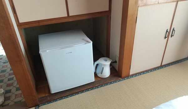 3階和室、全部屋に冷蔵庫と湯沸かしケトルあります。