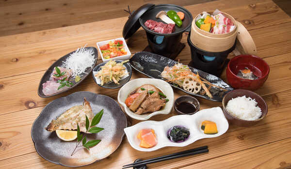 *【夕食一例】ここでしか味わえない島の味をお楽しみ下さい！