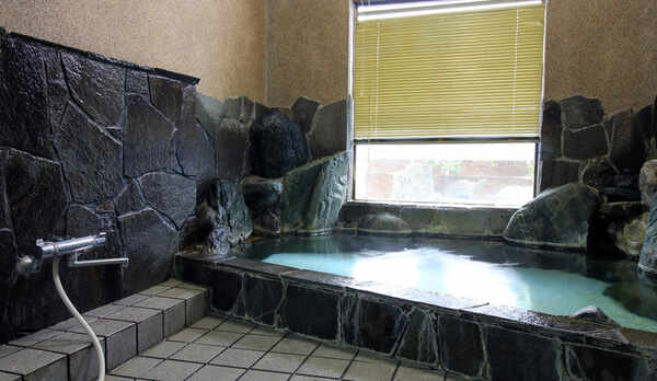 【男湯】岩風呂調の作りのお風呂です♪旅の疲れをゆっくり癒やして下さい。