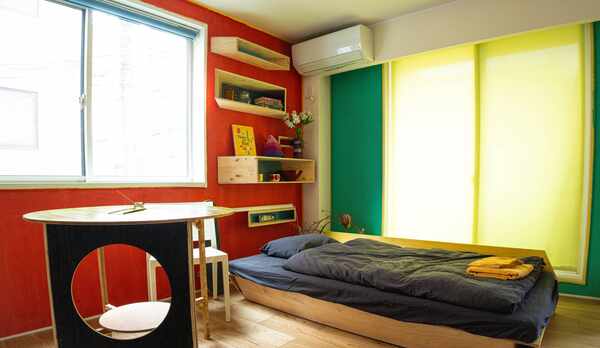 2F ダイニング側に近いシングルベッド。3人だけの時はソファ代わりとしても使えます