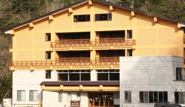 夏はトムラウシ登山者で賑わう東大雪荘