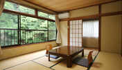 ◆楓の間（和室10畳）　窓から木々が見え、季節を感じて頂けます。