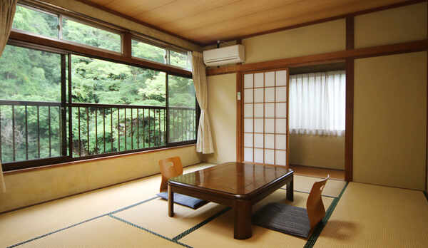 ◆楓の間（和室10畳）　窓から木々が見え、季節を感じて頂けます。