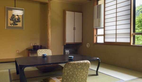 【スタンダード和室36㎡・10畳・定員5名】蔵王の四季を眺めながら、和の雰囲気の中でゆったり寛ぐ