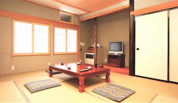 和室10畳のお部屋。広々と家族やグループでお使い頂けるお部屋です 