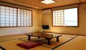 *【お部屋一例】掃除の行き届いた6畳〜20畳までの和室。人数により割り振りさせていただきます。