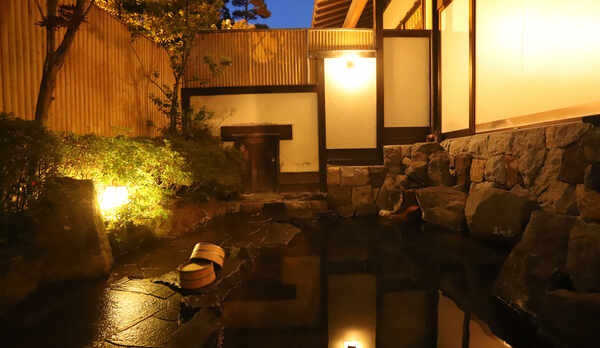 夕暮れの露天風呂