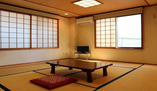 *【お部屋一例】掃除の行き届いた6畳〜20畳までの和室。人数により割り振りさせていただきます。