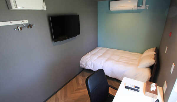 ・【セミダブルルーム】ミントグリーンとグレーの配色で落ち着いた雰囲気の室内です