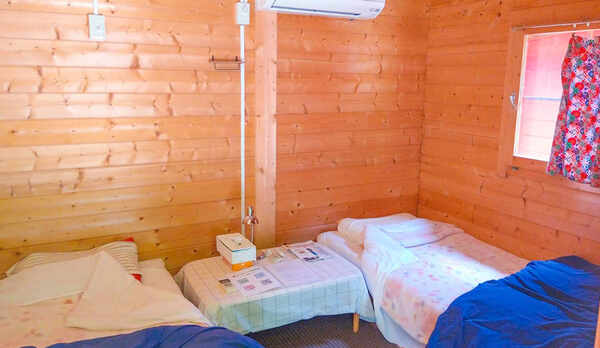 ・【ツインルーム】快適な空間でリラックス。自然に囲まれたコテージで、穏やかな休息をお楽しみください