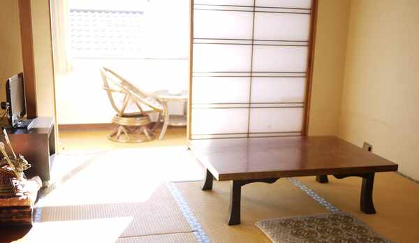 *和室（8畳）/明るい日差しが差し込みます。一人旅・ビジネス・ご夫婦で。