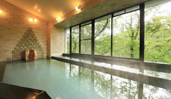 広い大浴場で、旅の疲れをゆっくりと癒してください。