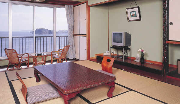 **和室（客室一例）/全客室オーシャンビュー。波の音をBGMに癒しの休日をお過ごしください。