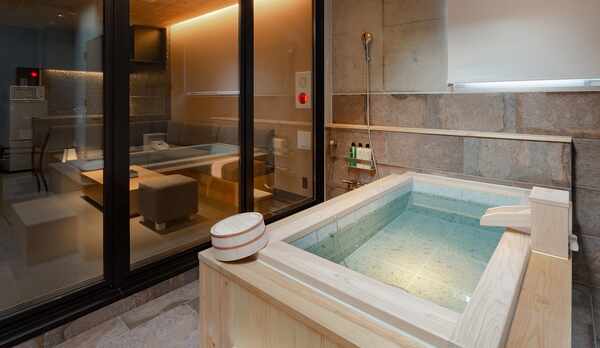 デラックススイートルーム：上の階の半露天檜風呂